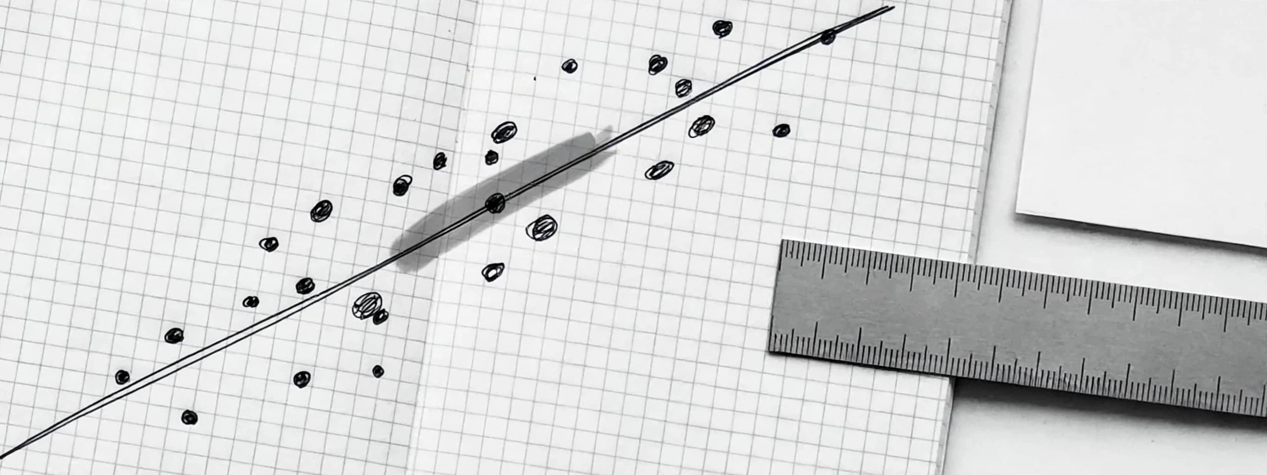 Milimetrik defter sayfasında elle çizilmiş dağılım grafiği; regresyon çizgisinin üzerinden geçen kalın keçeli kalem darbesi ve sağda metal cetvel.